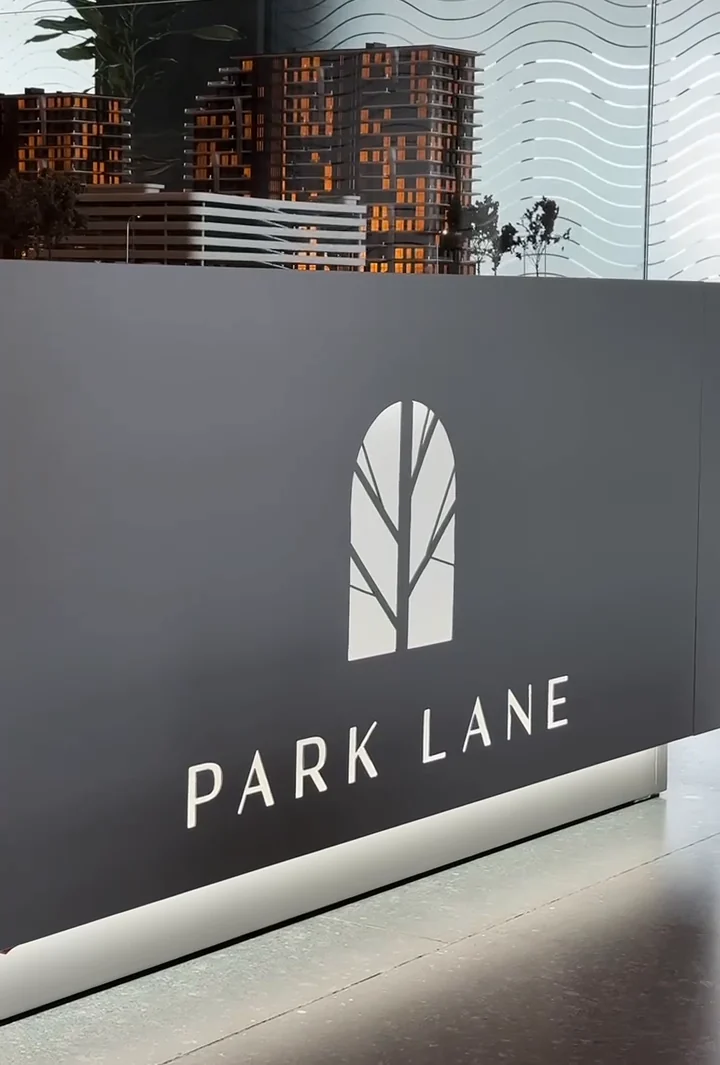 Вывеска Park Lane у макета в офисе продаж, 25.10.2025