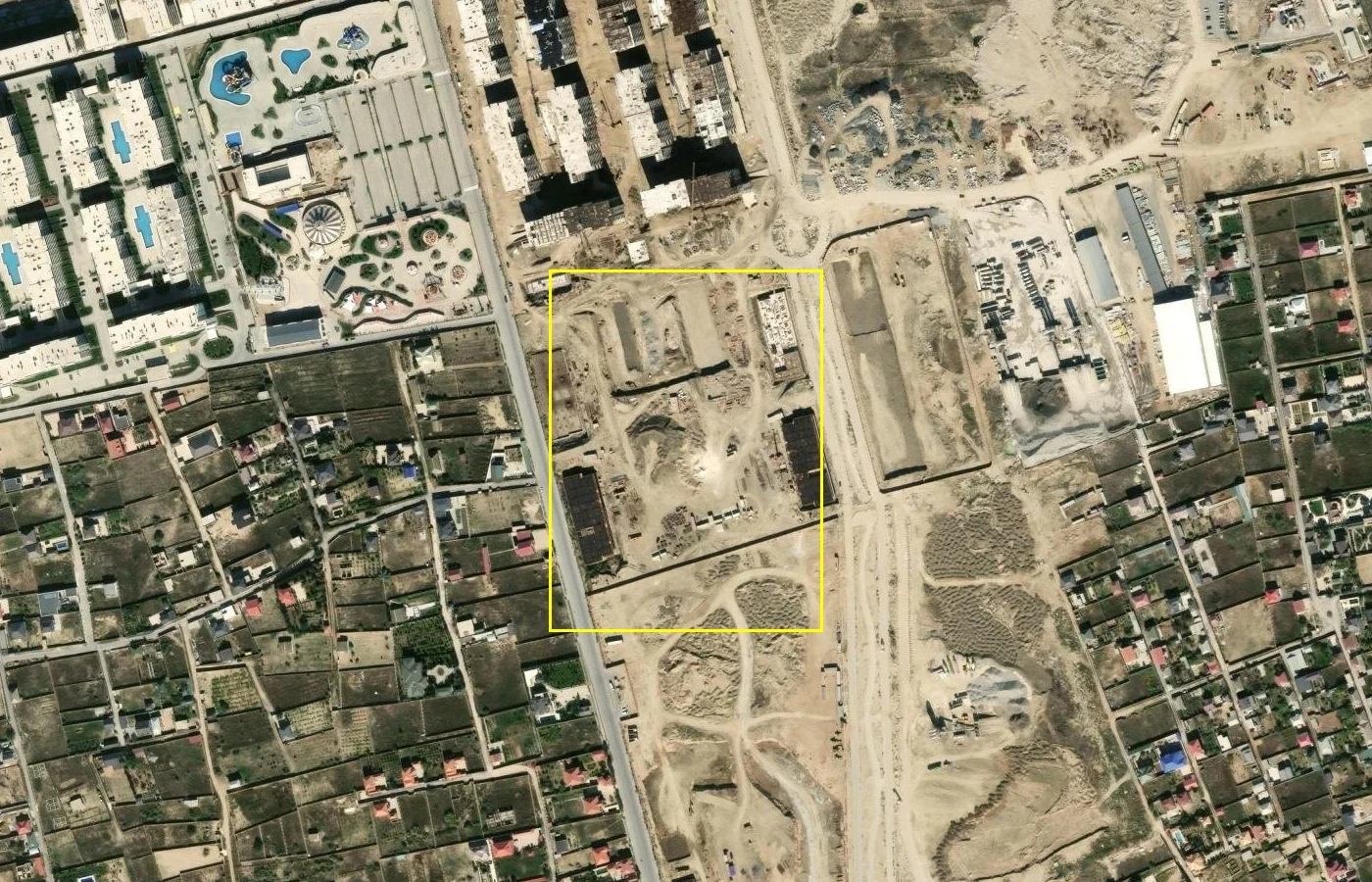 Спутник: жёлтая рамка — контур стройплощадки Park Lane по OpenStreetMap
